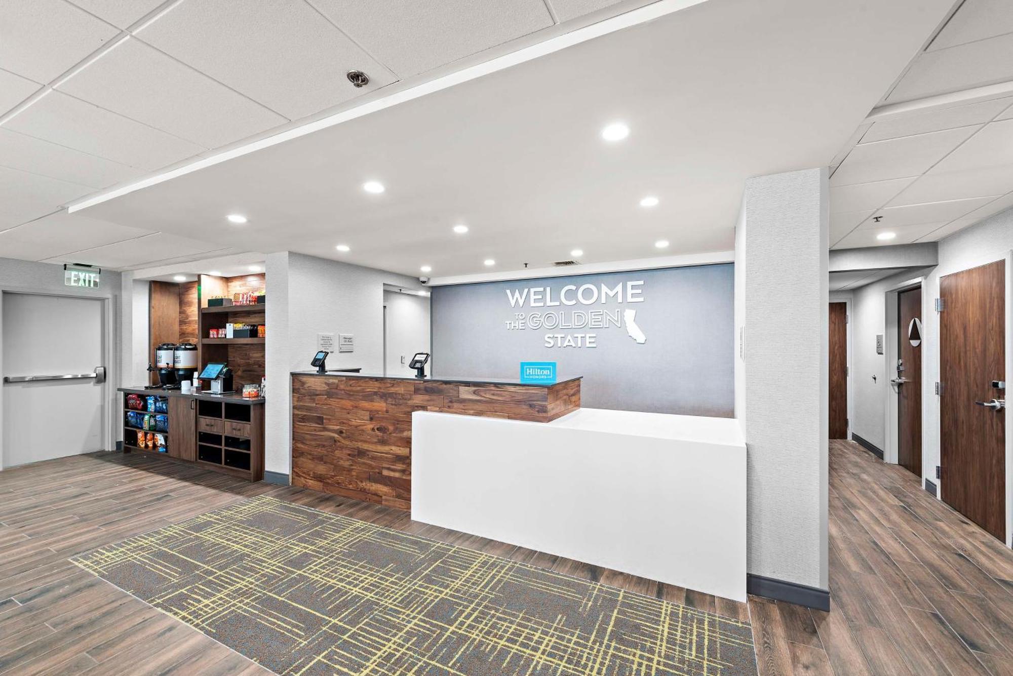 Hampton Inn Los Angeles Airport Lennox Экстерьер фото