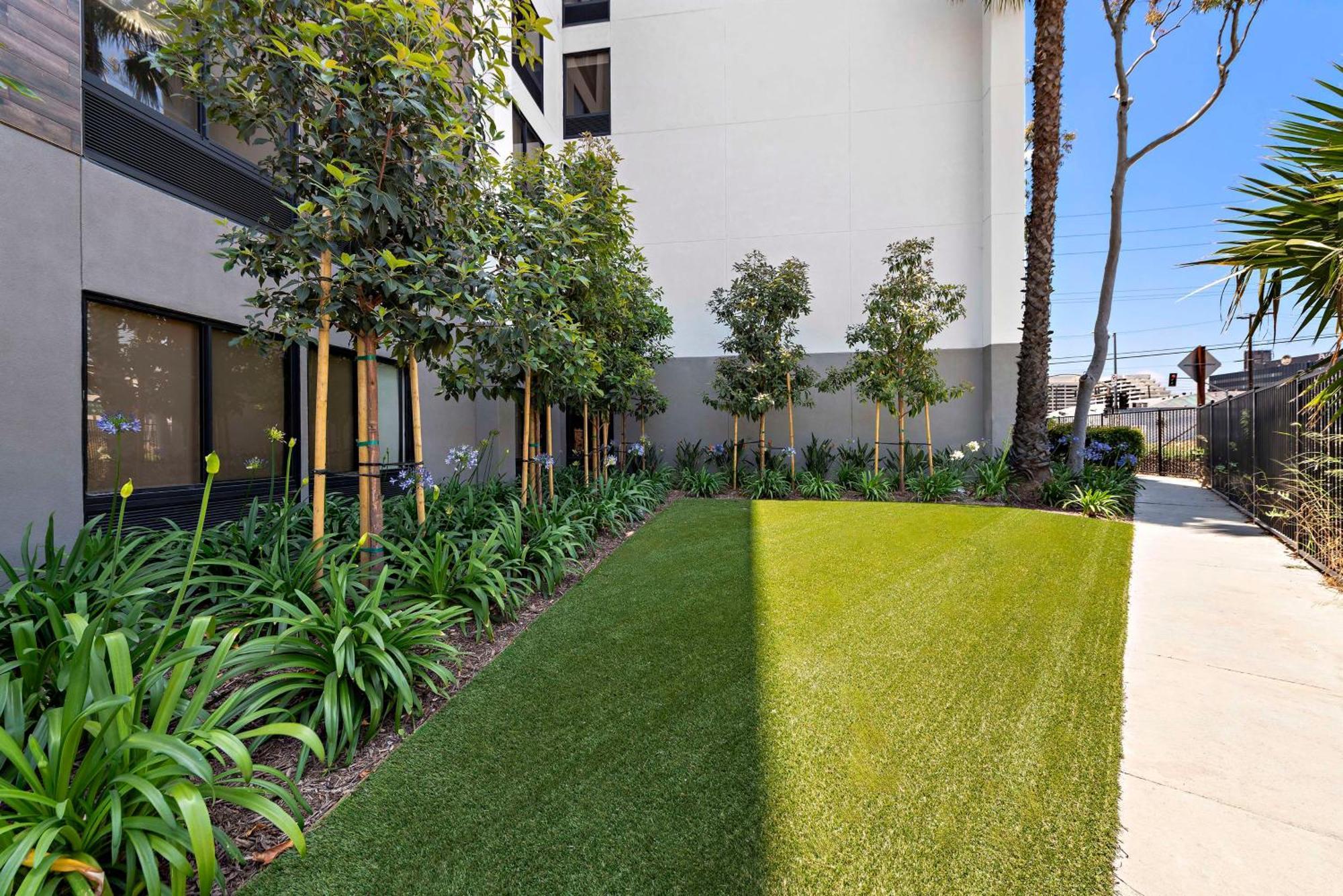 Hampton Inn Los Angeles Airport Lennox Экстерьер фото